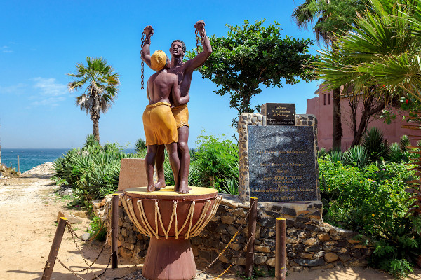 Estátua que representa a libertação dos escravizados na Casa dos Escravos, importante local de visitação no Senegal. [2]
