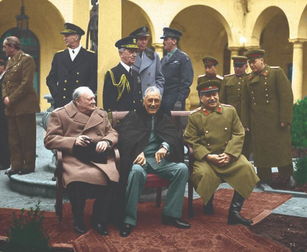 Churchill, Roosevelt (líder estadunidense) e Stalin (líder soviético) na Conferência de Yalta, no fim da 2ª Guerra Mundial.[1]