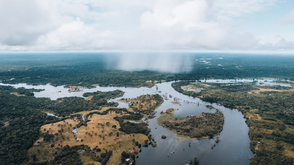 Nuvens e chuva na região do Rio Amazonas, área de ocorrência do clima equatorial, o clima da região Norte do Brasil.