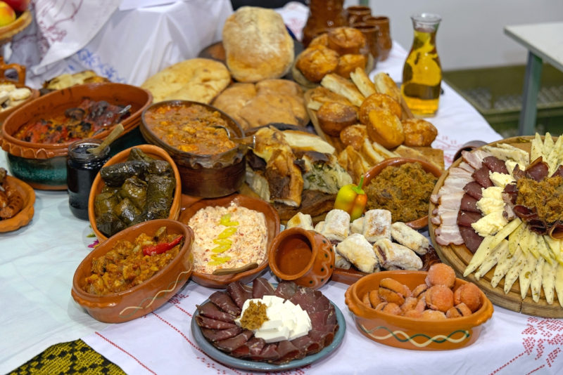 Mesa repleta de pratos típicos da Sérvia