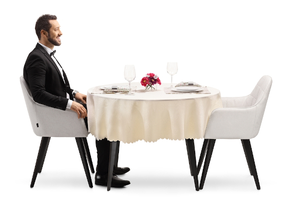 Homem em uma mesa de jantar aguardando sua companhia.