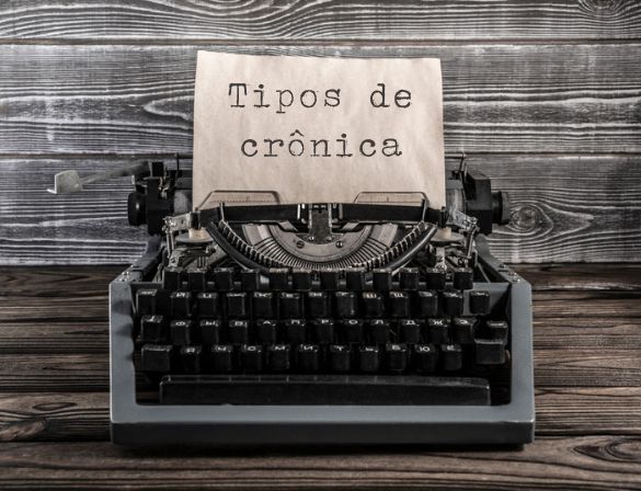 Máquina de escrever com o escrito “tipos de crônica”.