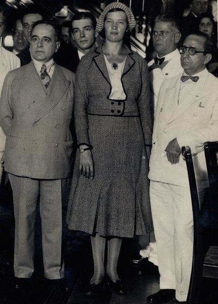 Maria Lenk é recebida pelo presidente Getúlio Vargas. 