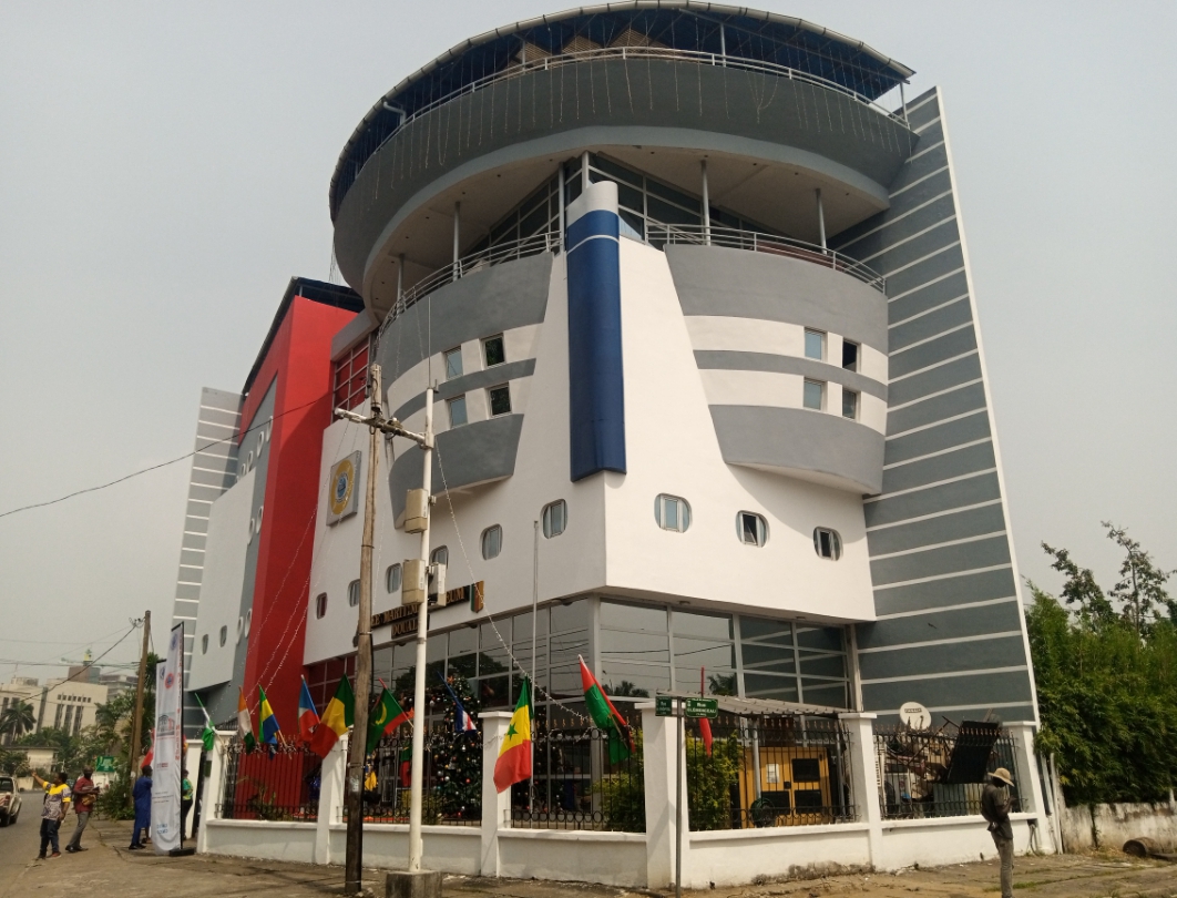 Vista do Museu Marítimo de Douala, um dos pontos turísticos mais visitados de Camarões. 