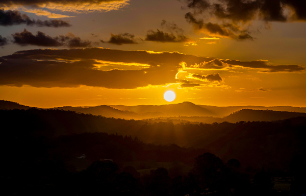  Pôr do Sol ao entardecer, com o céu apresentando a cor laranja.