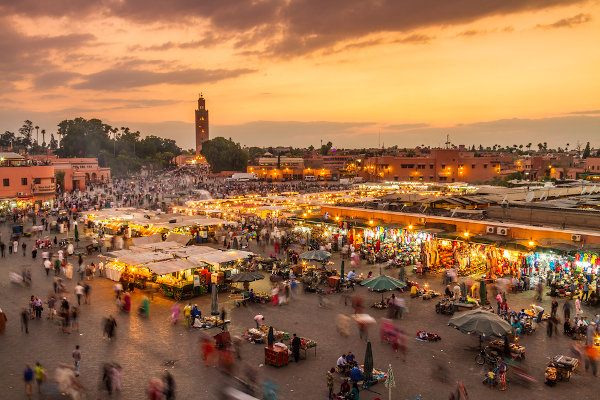 Vista da praça do mercado Jamaa el-Fna, Marraquexe, Marrocos.