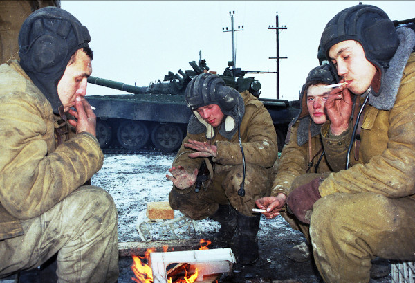 Soldados russos durante a Segunda Guerra da Chechênia. [1]