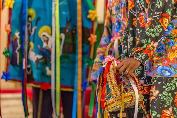 Pessoas integrantes do Terno de Reis na Folia de Reis, uma das principais tradições do Dia de Reis.