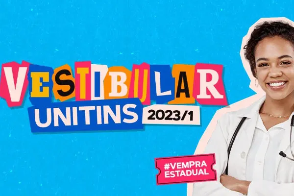 Estudante de Medicina negra sorrindo em campanha do Vestibular 2023/1 da Unitins