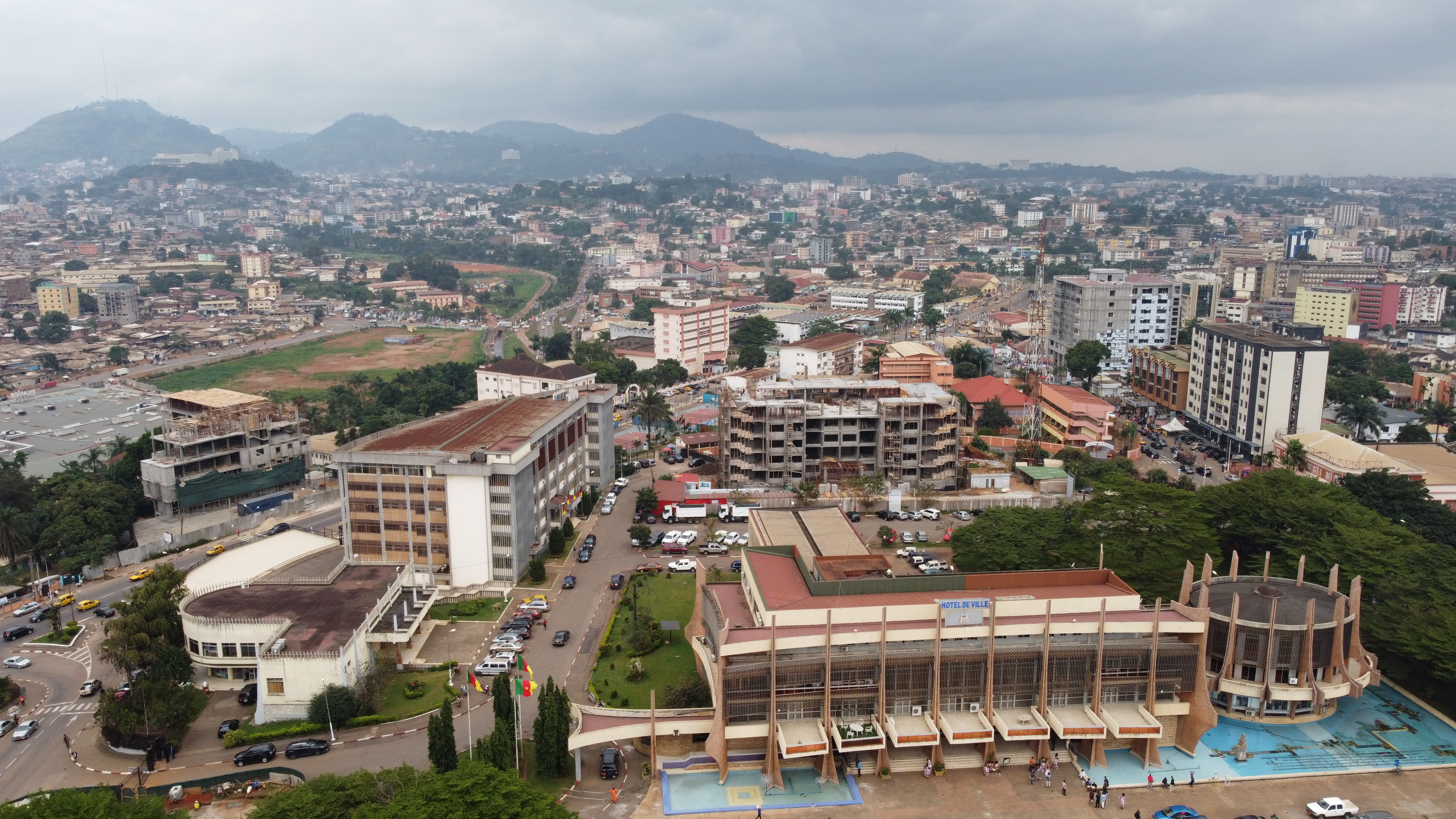 Paisagem urbana de Yaoundé, a capital e também a maior cidade de Camarões. [1]