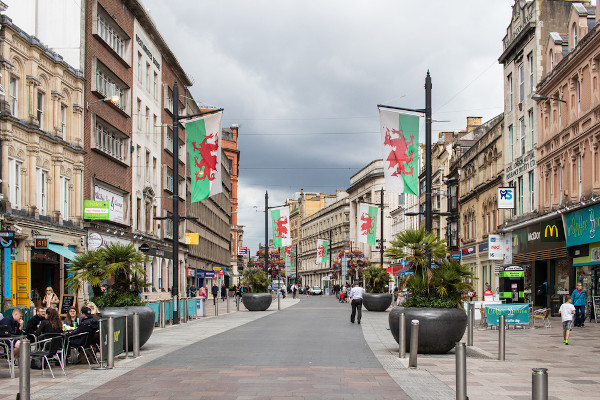 Rua Saint Mary, em Cardiff, no País de Gales, uma rua que possui bandeiras do país ao longo de sua extensão.