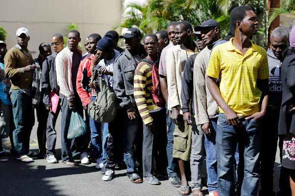 Fila de haitianos que imigraram para o Brasil.
