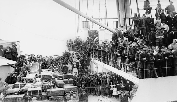 Multidão de imigrantes europeus em navio.