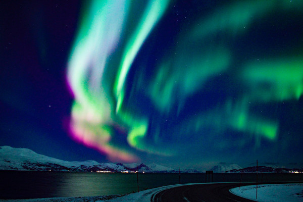 Aurora boreal no norte da Noruega, um fenômeno luminoso que decorre da existência do campo magnético da Terra.