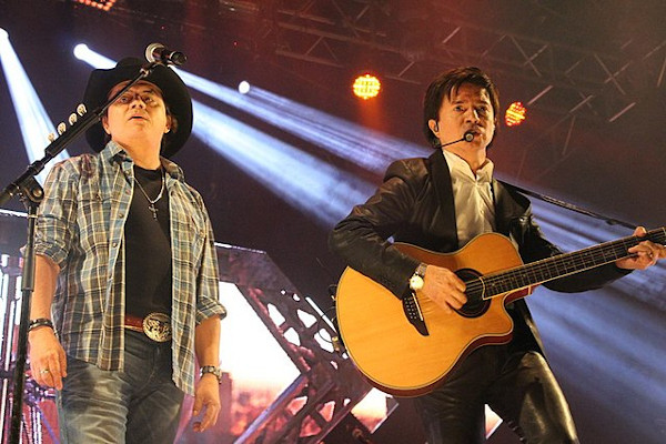 Show da dupla Chitãozinho e Xororó, uma das principais duplas do sertanejo romântico.