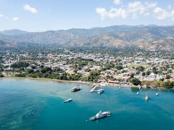 Foto aérea de uma praia na cidade de Dili, a capital do Timor-Leste.