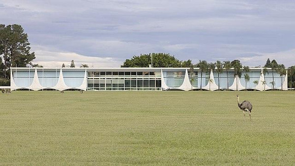 Fachada do Palácio da Alvorada, em Brasília, e ema à frente.