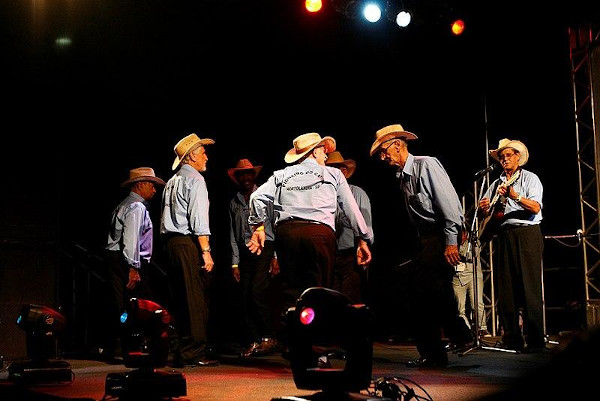 Apresentação do grupo Pioneiro do Catira, de Hortolândia, São Paulo, durante a abertura da Teia SP 2013.