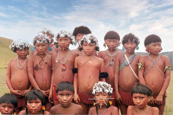 Grupo de meninos pertencentes ao povo Yanomami, um grupo indígena que habita o norte da Floresta Amazônica.