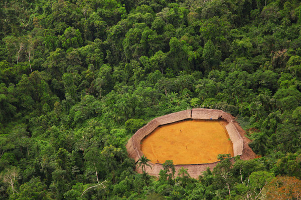 Vista superior de uma aldeia habitada pelo povo Yanomami, entre o Brasil e a Venezuela, no norte da Floresta Amazônica.