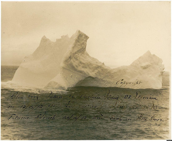 Foto do iceberg que teria sido o responsável pelo acidente do RMS Titanic em 14 de abril de 1912. 