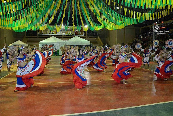Mulheres balançando suas saias no centro de uma roda de carimbó. 