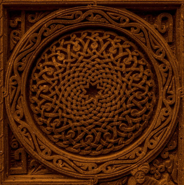 Roseta, com representação de mandala, na parede de uma igreja católica.