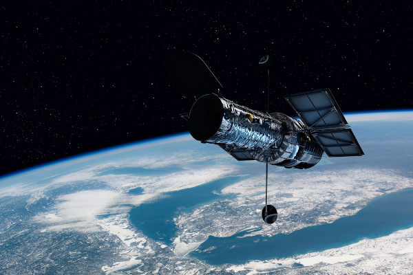 Telescópio Hubble em órbita ao redor da Terra.