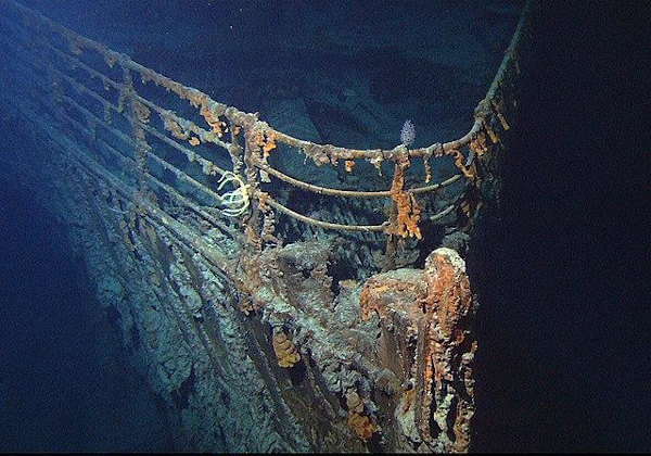Vista dos destroços da proa do RMS Titanic no fundo do oceano. 