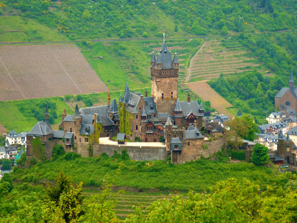 Vista aérea de um castelo, na Europa Ocidental, com áreas cultivadas ao seu redor