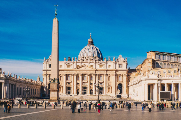 Vista da Praça e da Basílica de São Pedro, no Vaticano.