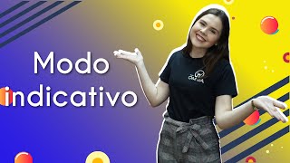 Professora ao lado do texto"Modo indicativo".