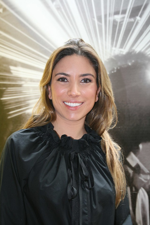 Foto vertical de Patrícia Abravanel, uma das filhas mais conhecidas de Silvio Santos.
