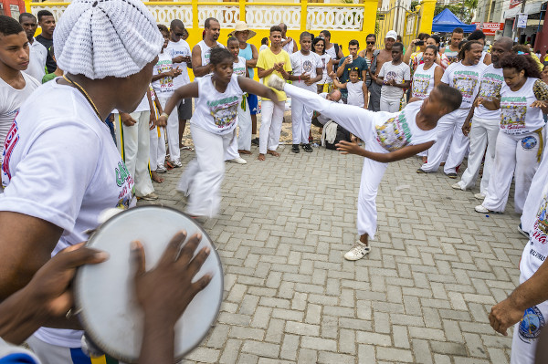 Grupo de capoeira em performance durante festival na cidade de Salvador, na Bahia. 