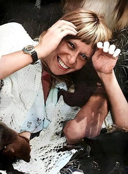 Rita Lee jovem, com os cabelos loiros, sorrindo.