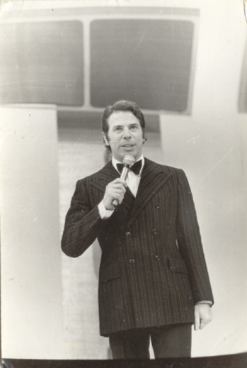 Silvio Santos apresentando programa de TV no início de sua carreira. 