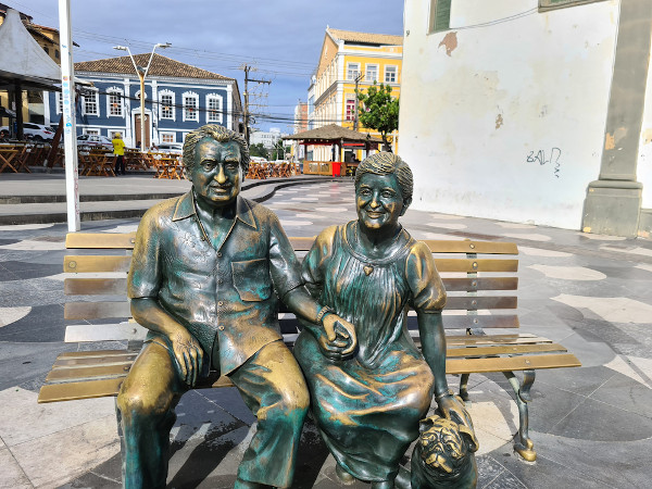 Estátua do escritor Jorge Amado ao lado de sua esposa, a também escritora Zélia Gattai, em Salvador, na Bahia. [1]