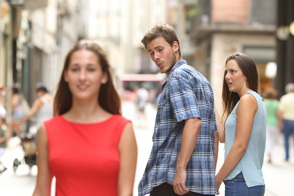 Meme do namorado olhando para outra garota que passa em uma questão sobre other e another.