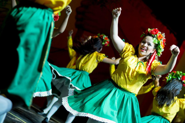 Pessoas dançando caninha-verde, uma das danças folclóricas que existem no Brasil.
