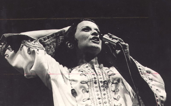Elis Regina cantando no Teatro da Praia, em 1969.