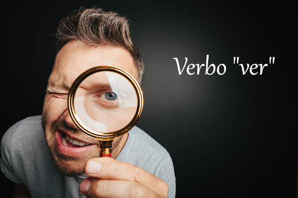 Homem olhando através de uma lupa como representação do verbo “ver”.