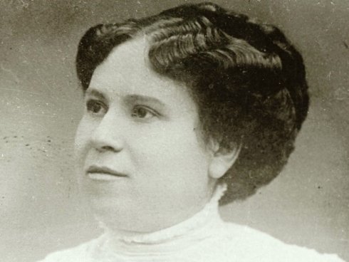 Julieta Lanteri com cabelo preso em foto de 1920.