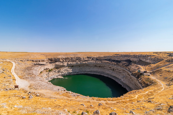 Lago formado em dolina na Turquia.