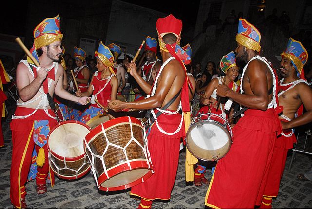  Integrantes do batuque de um grupo de maracatu nação na cidade de Olinda, em Pernambuco. 