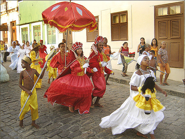 Bloco de maracatu na cidade de Olinda, em Pernambuco.  