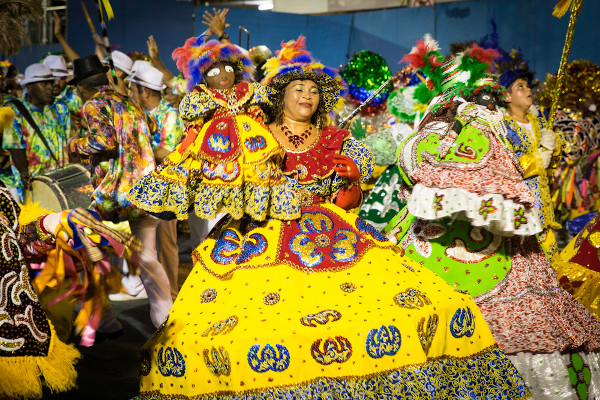 Apresentação de maracatu rural durante o carnaval de Recife. 