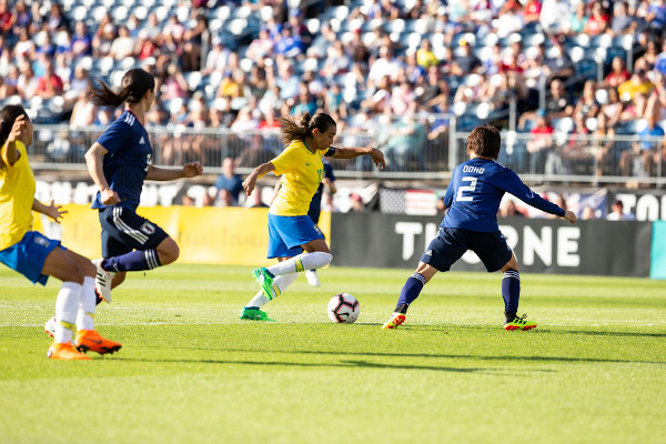 Marta, uma das maiores artilheiras do mundo, participante de várias edições da Copa do Mundo Feminina, jogando pelo Brasil.