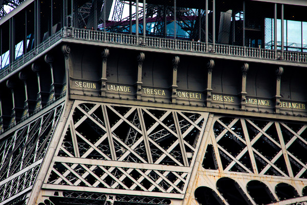 Nomes de cientistas gravados na Torre Eiffel