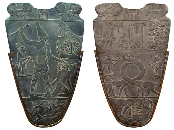 Paleta de Narmer, uma importante arte egípcia do Período Dinástico.