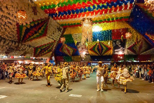Grupo de pessoas dançando quadrilha, uma das danças folclóricas que existem no Brasil.